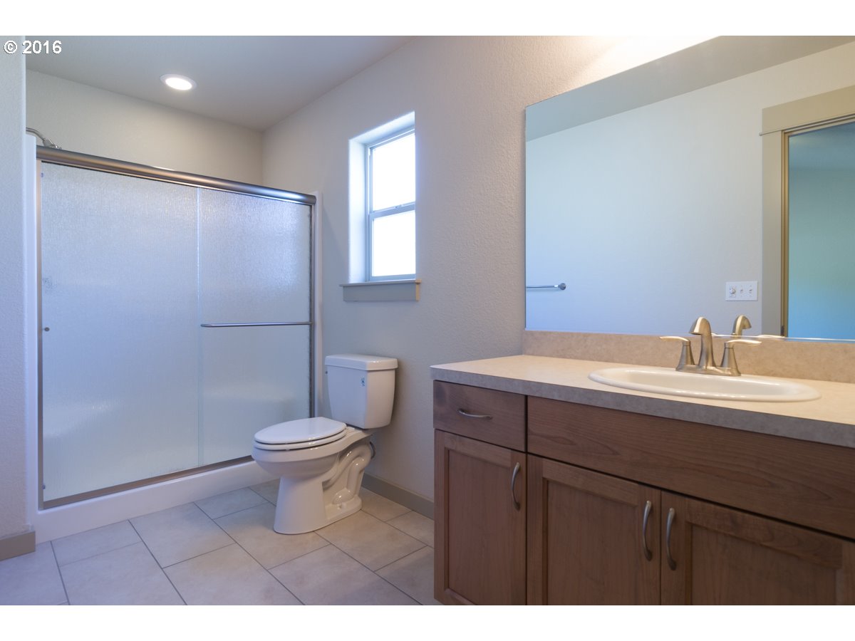 1535 E FOURTH AVE, Sutherlin, OR 97479 US Roseburg Home for The Mary