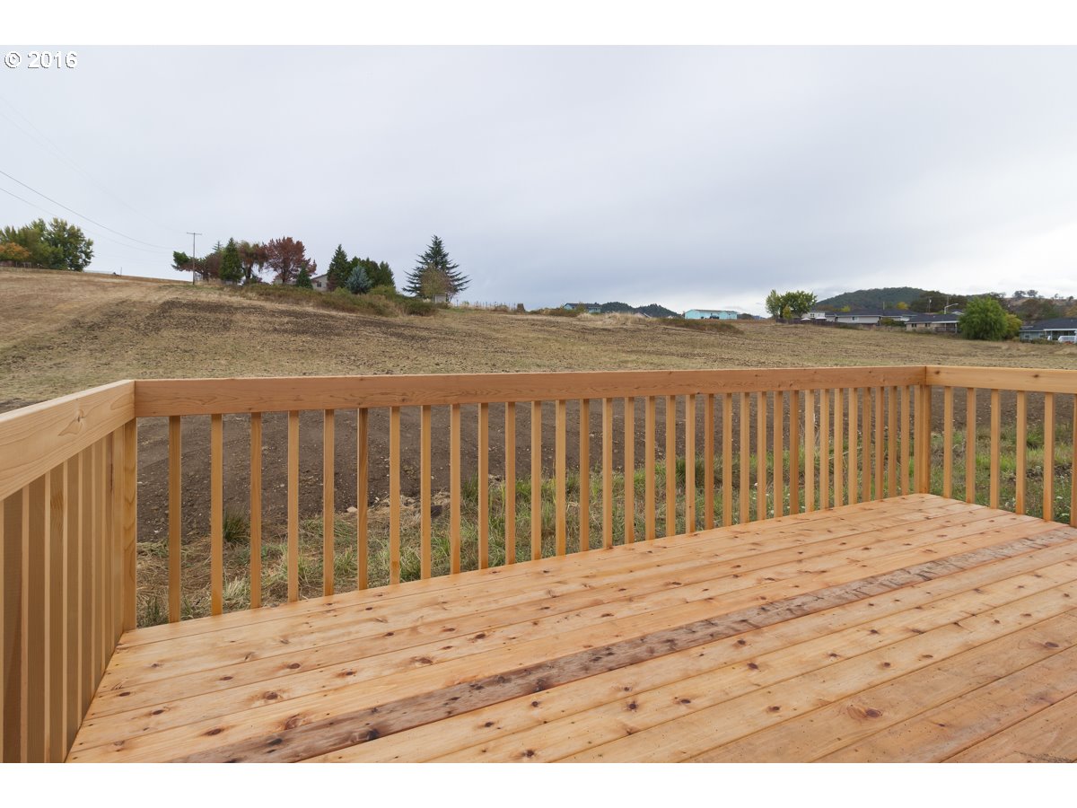 670 SE TOKAY ST, Winston, OR 97496 US Roseburg Home for The Mary